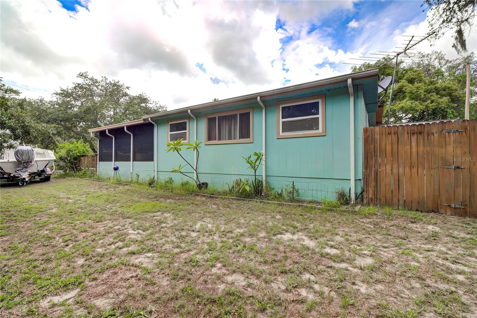 Listing photo id 29 for 9504 Gatun Street