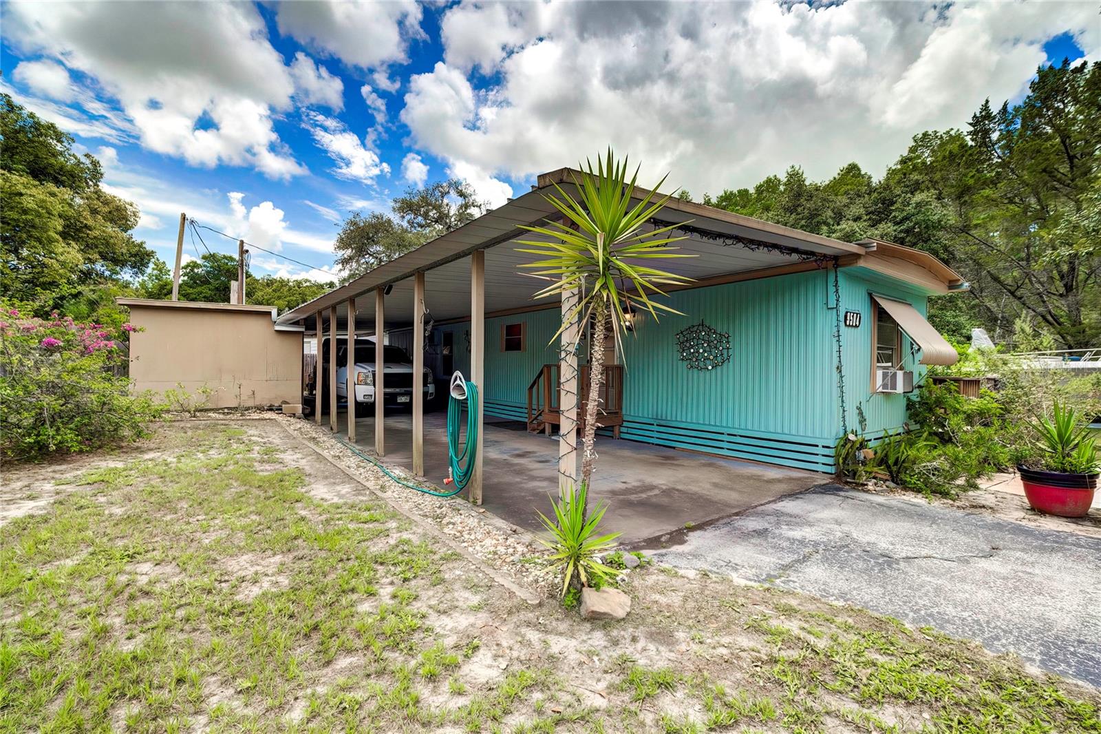 Listing photo id 2 for 9504 Gatun Street