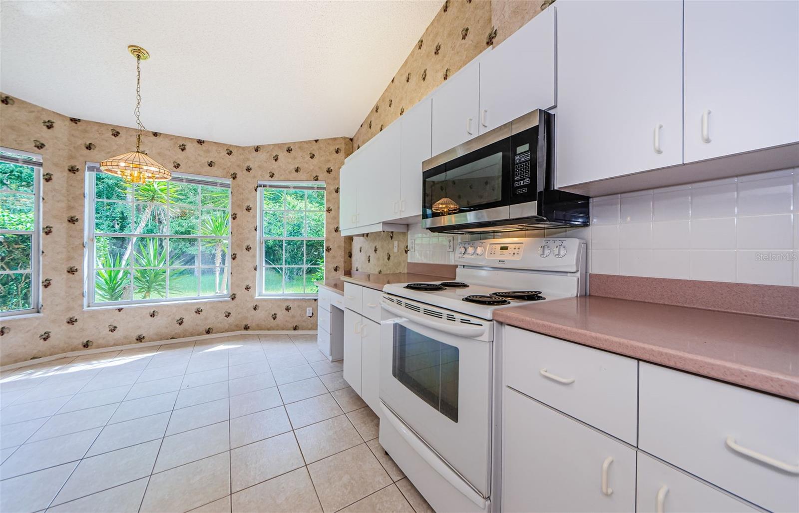 Listing photo id 7 for 1338 Kinsmere Drive