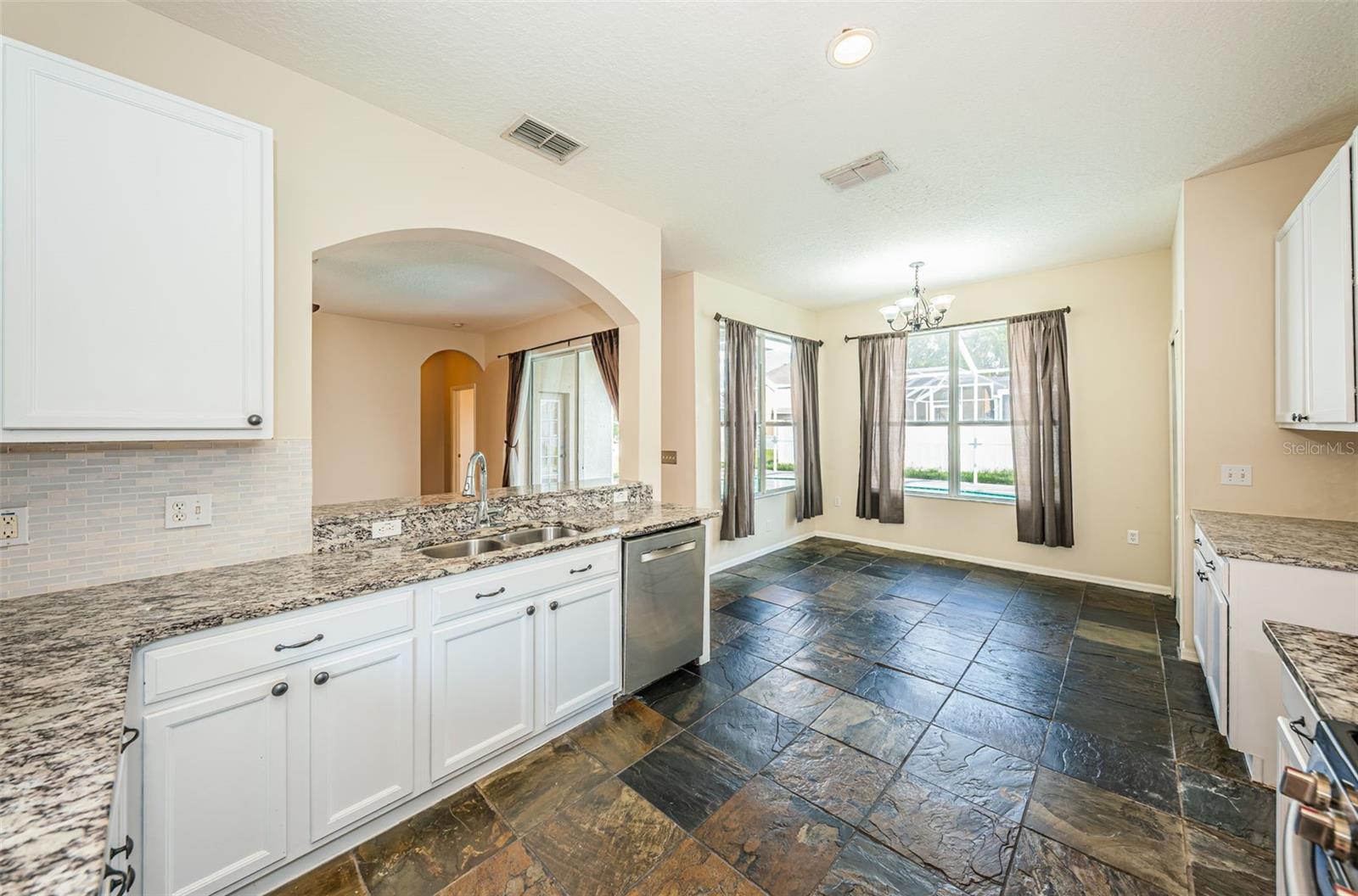 Listing photo id 13 for 8055 Spirit Court