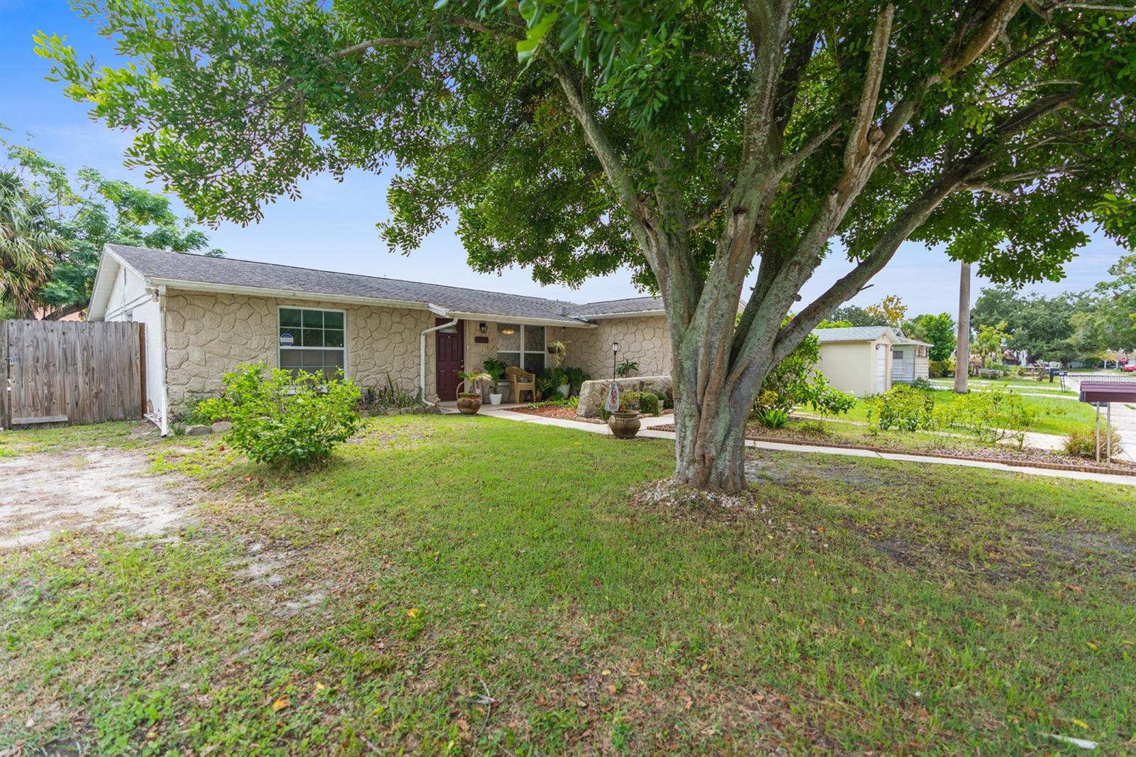 Listing photo id 2 for 8752 Lido Lane