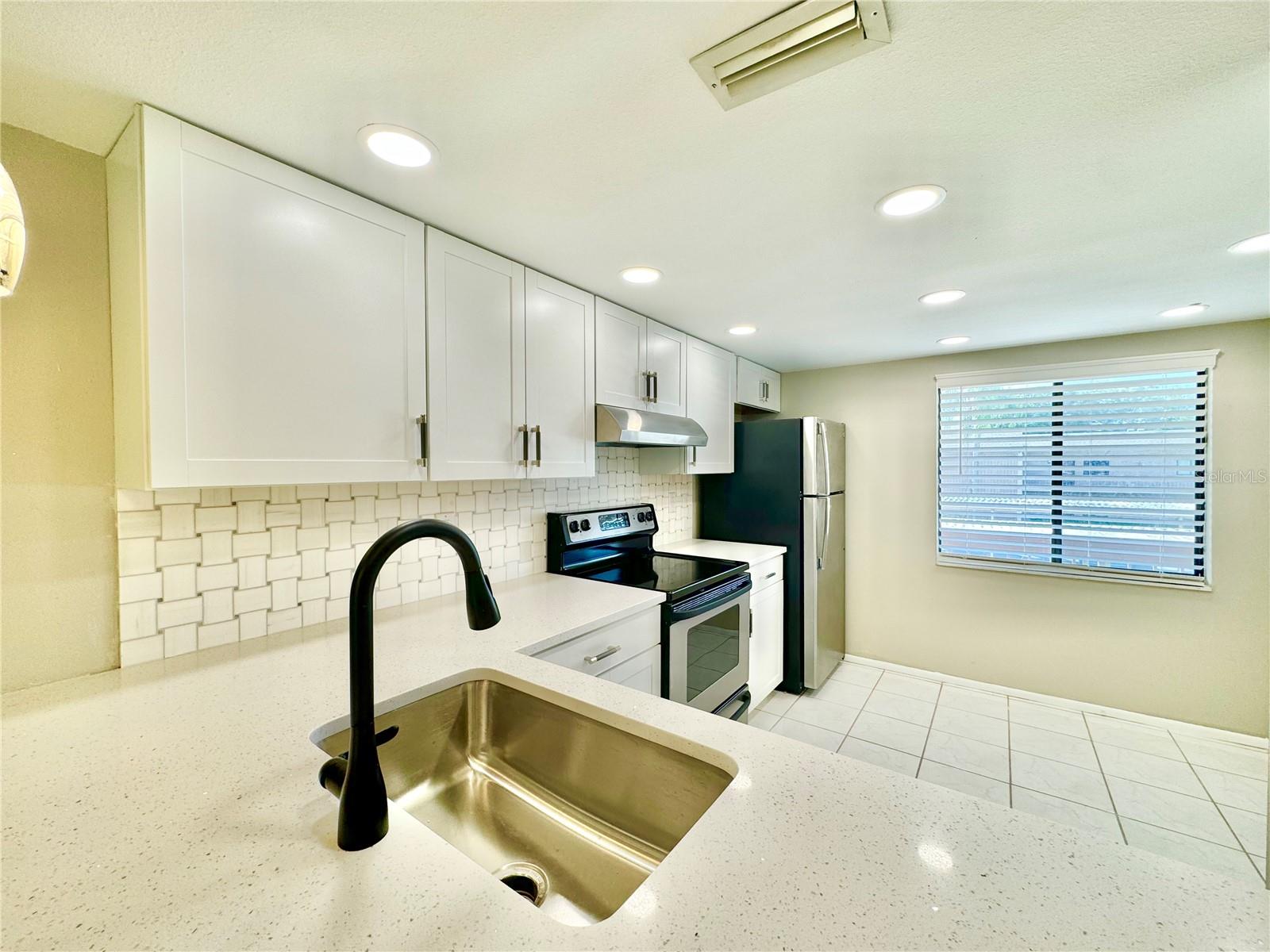 Listing photo id 3 for 212 Mary Drive 212