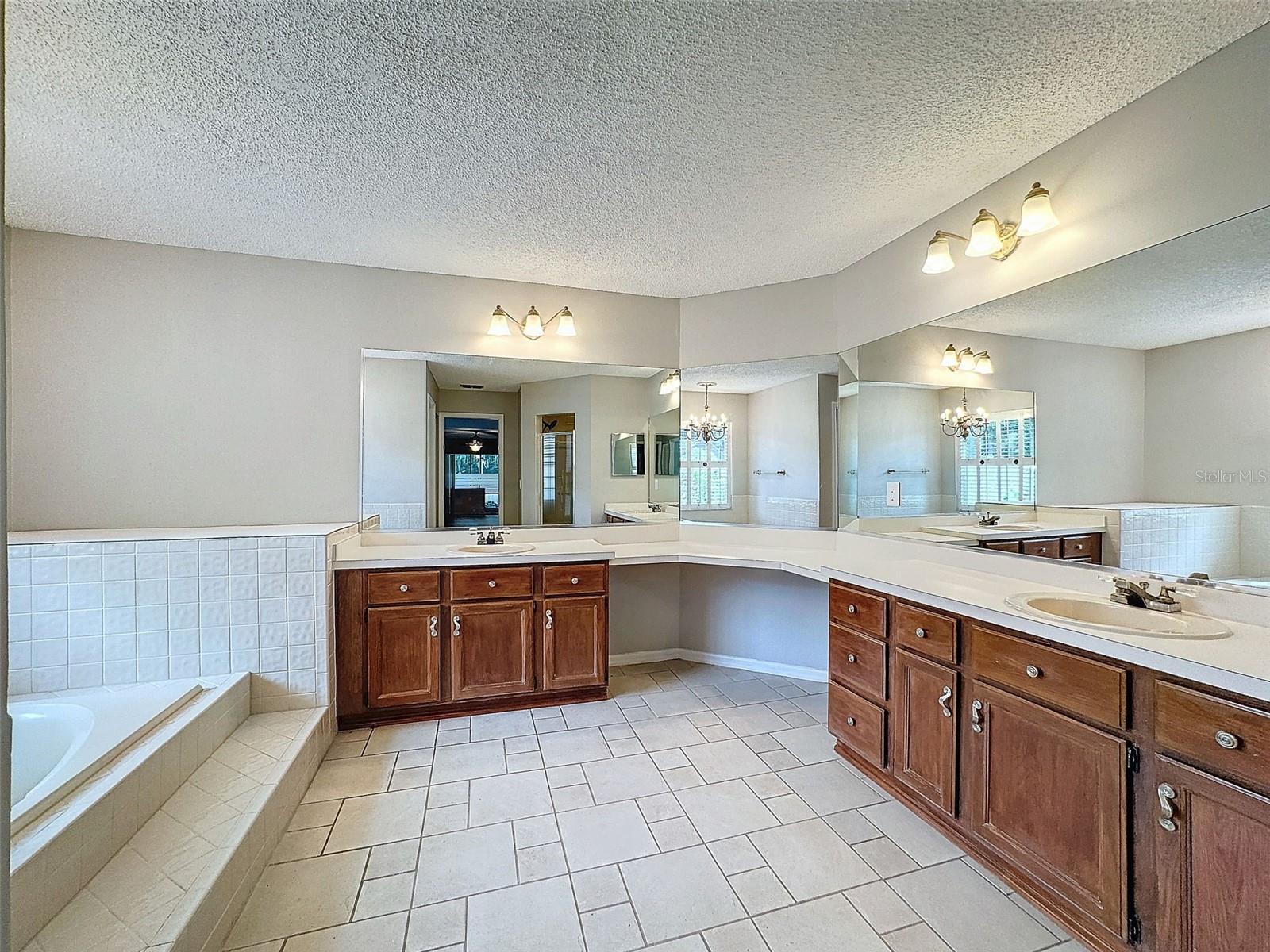 Listing photo id 31 for 6214 Iroquois Court