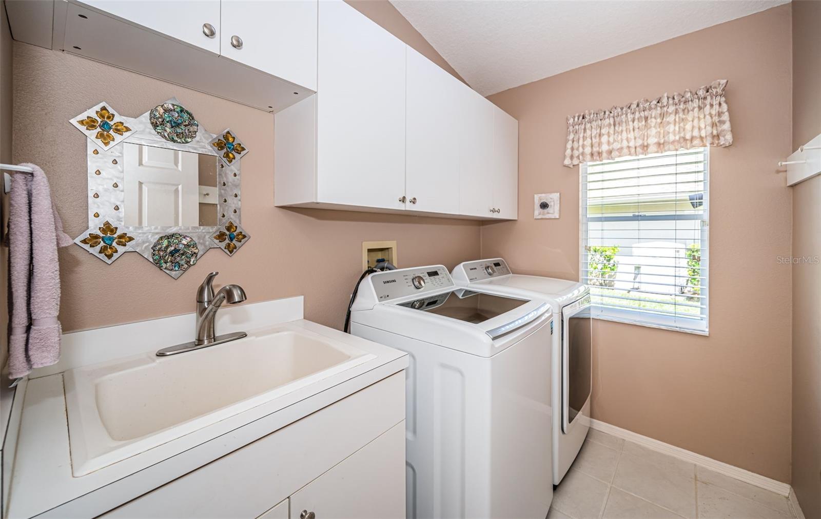 Listing photo id 28 for 1848 Kinsmere Drive