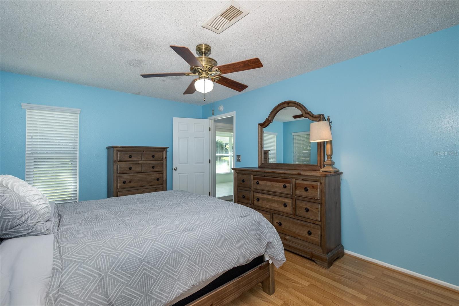 Listing photo id 16 for 8521 Cedarview Court