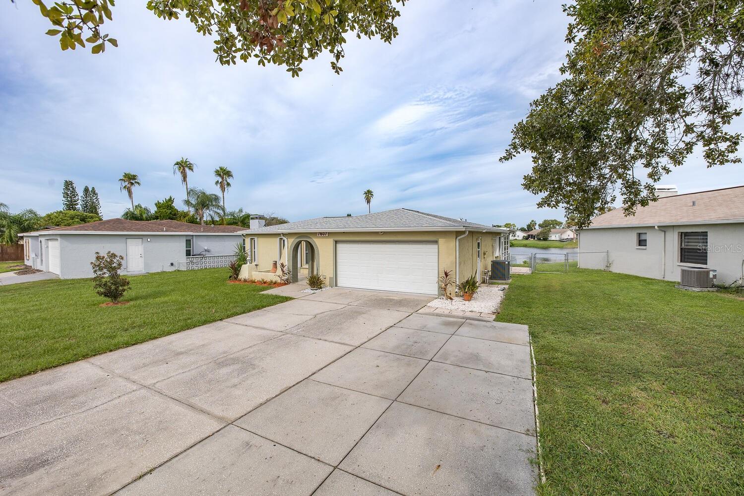 Listing photo id 5 for 7607 Vienna Lane