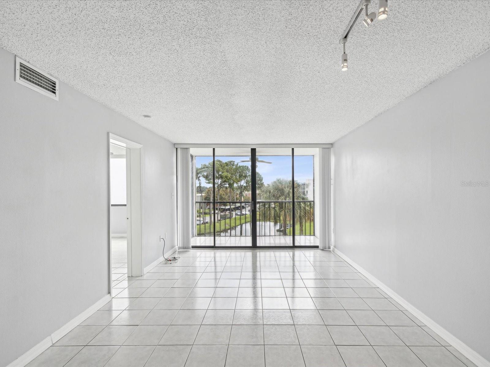 Image 10 of 61 For 2424 Tampa Bay Boulevard L-302