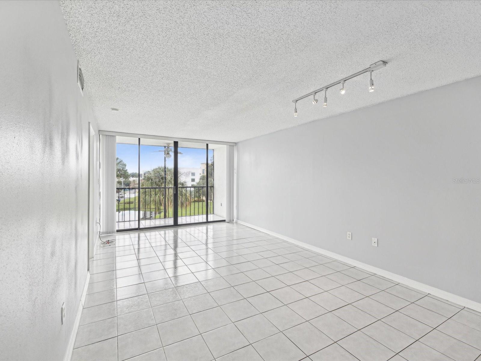 Image 17 of 61 For 2424 Tampa Bay Boulevard L-302