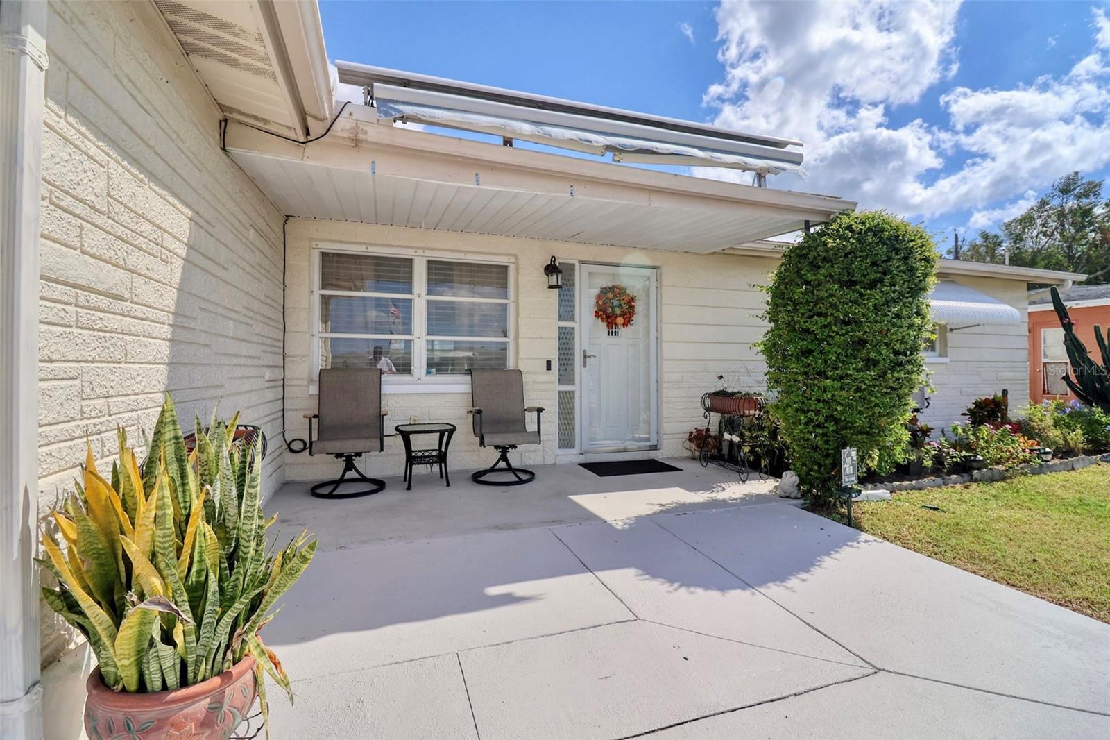 Listing photo id 2 for 1542 Derrick Street