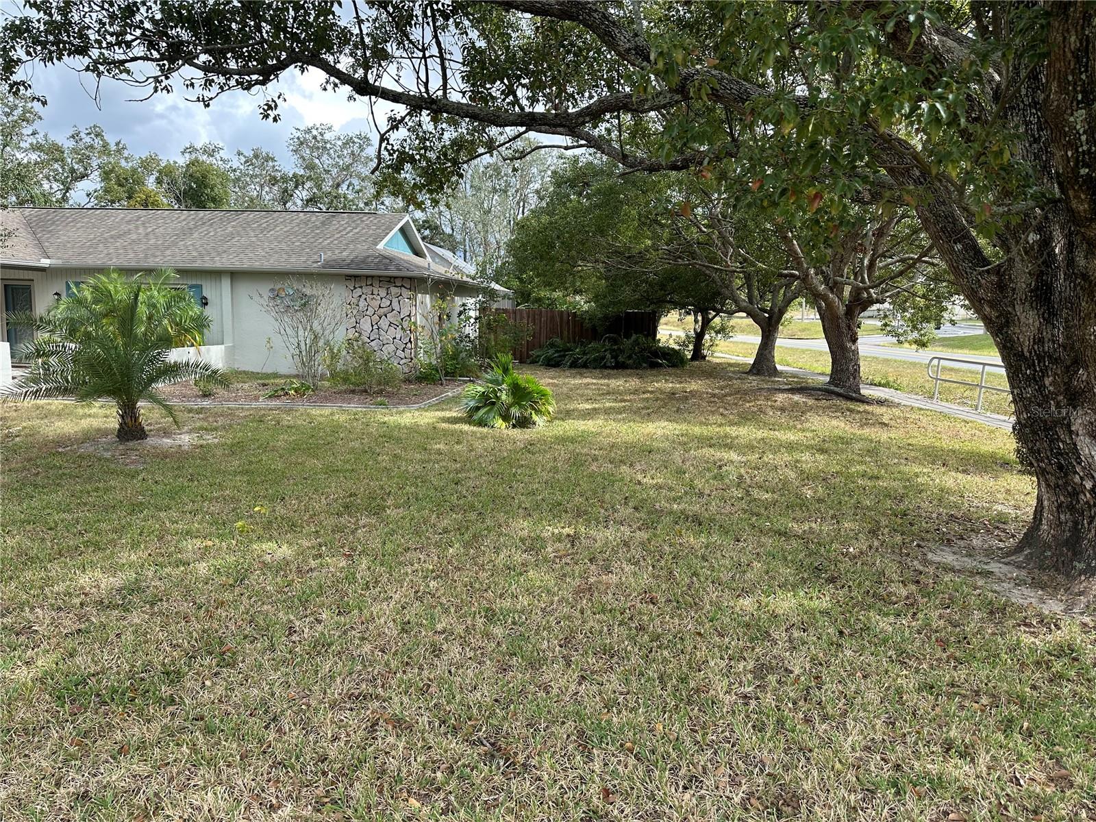 Listing photo id 11 for 8353 Forest Oaks Boulevard