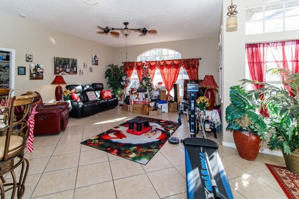 Listing photo id 27 for 12528 Roseland Drive