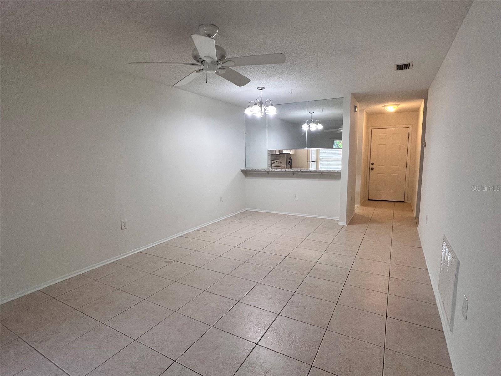 Listing photo id 2 for 2929 Forrestal Court