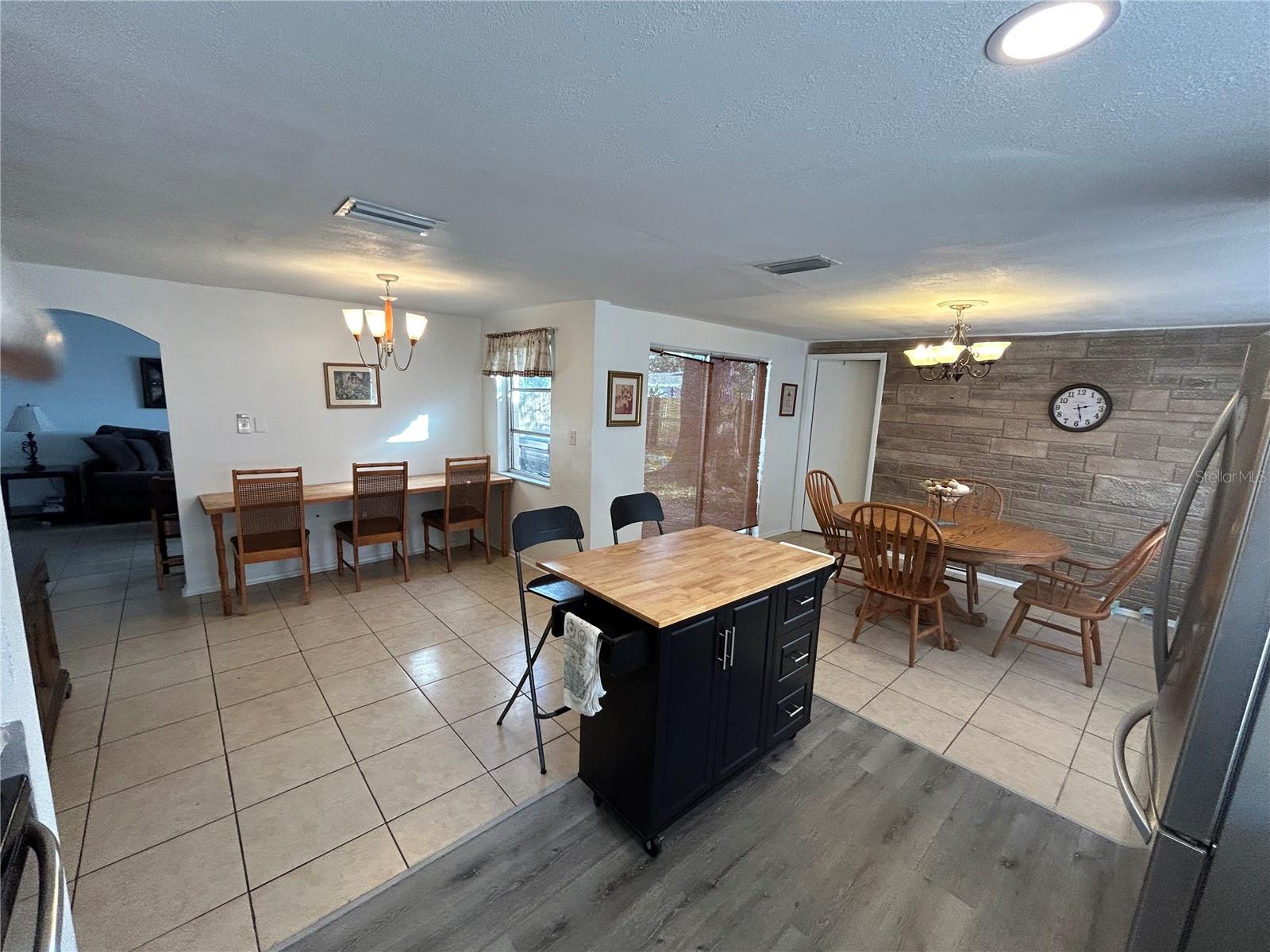 Listing photo id 15 for 3322 Fairmount Drive