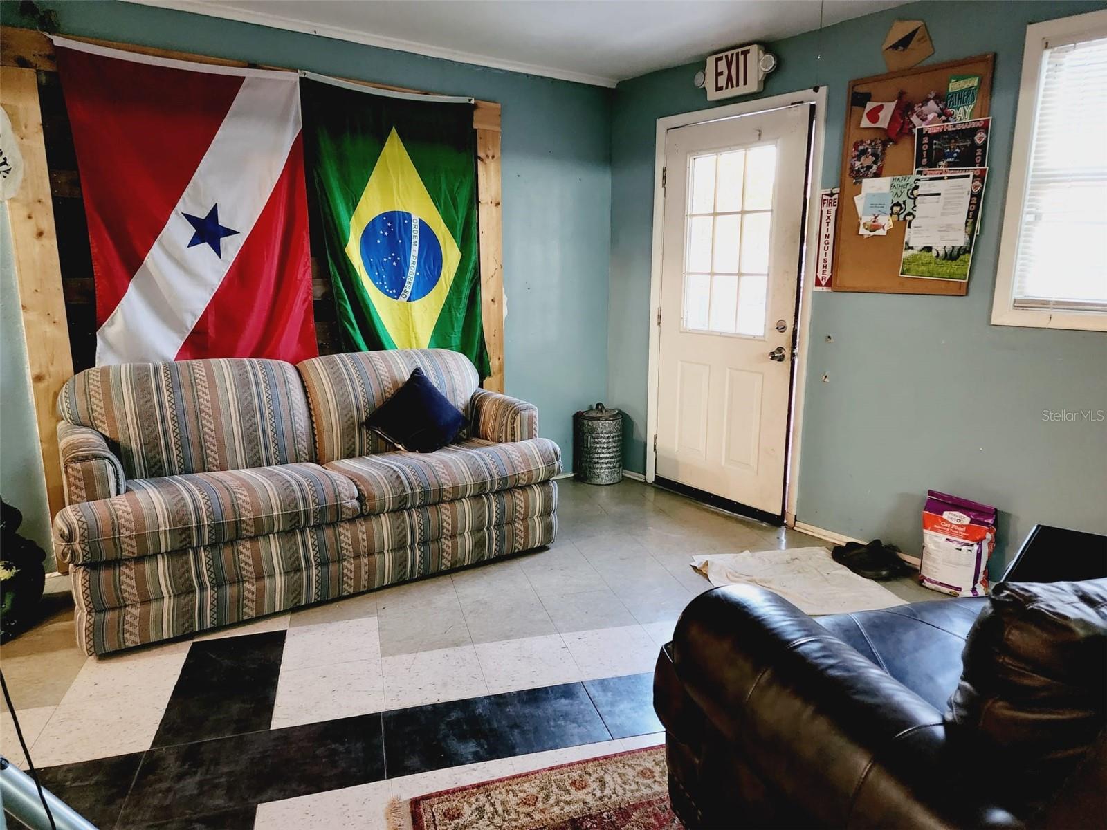 Listing photo id 7 for 7919 New York Avenue