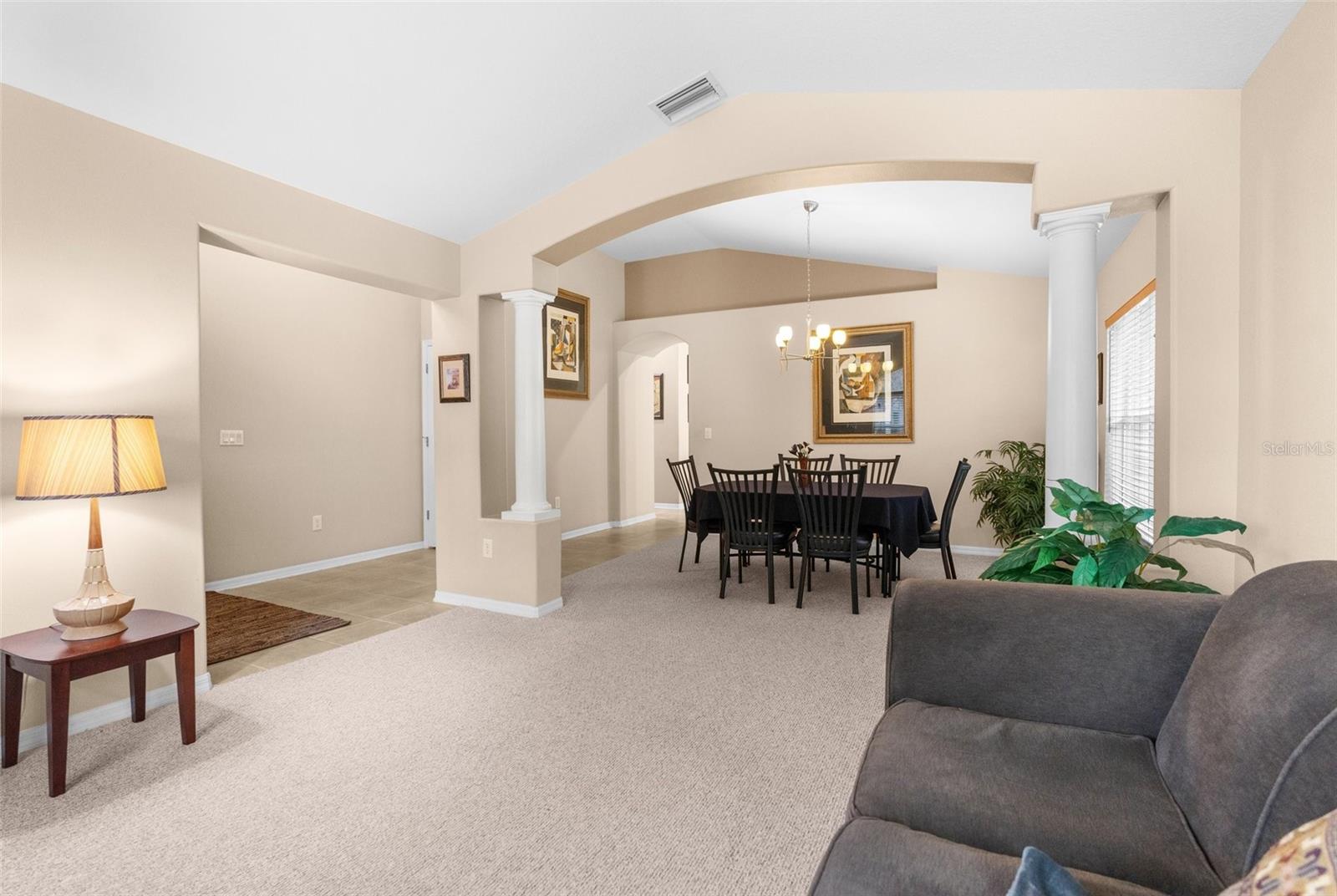 Listing photo id 2 for 9837 Riverchase Drive