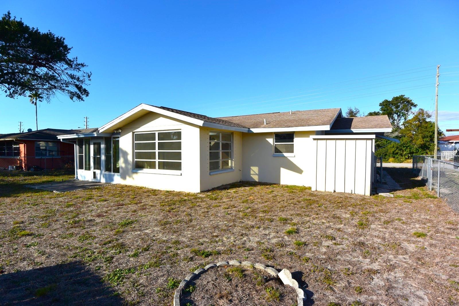 Listing photo id 32 for 7714 Jasmine Boulevard