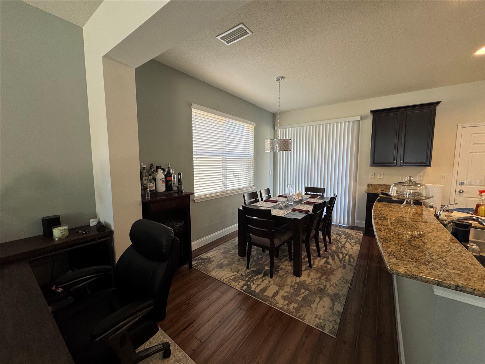 Listing photo id 13 for 4407 Banyan Tree Place