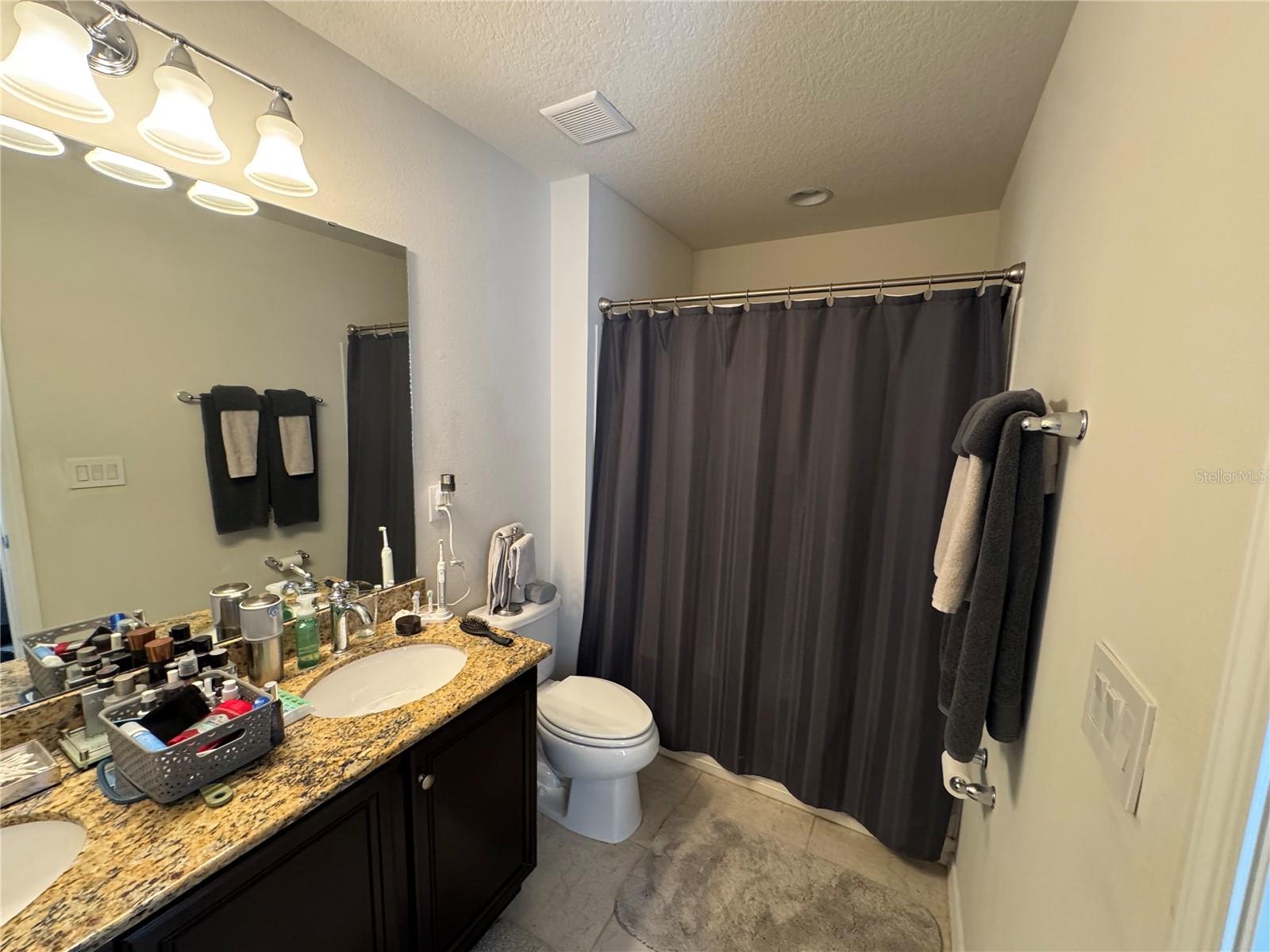 Listing photo id 18 for 4407 Banyan Tree Place