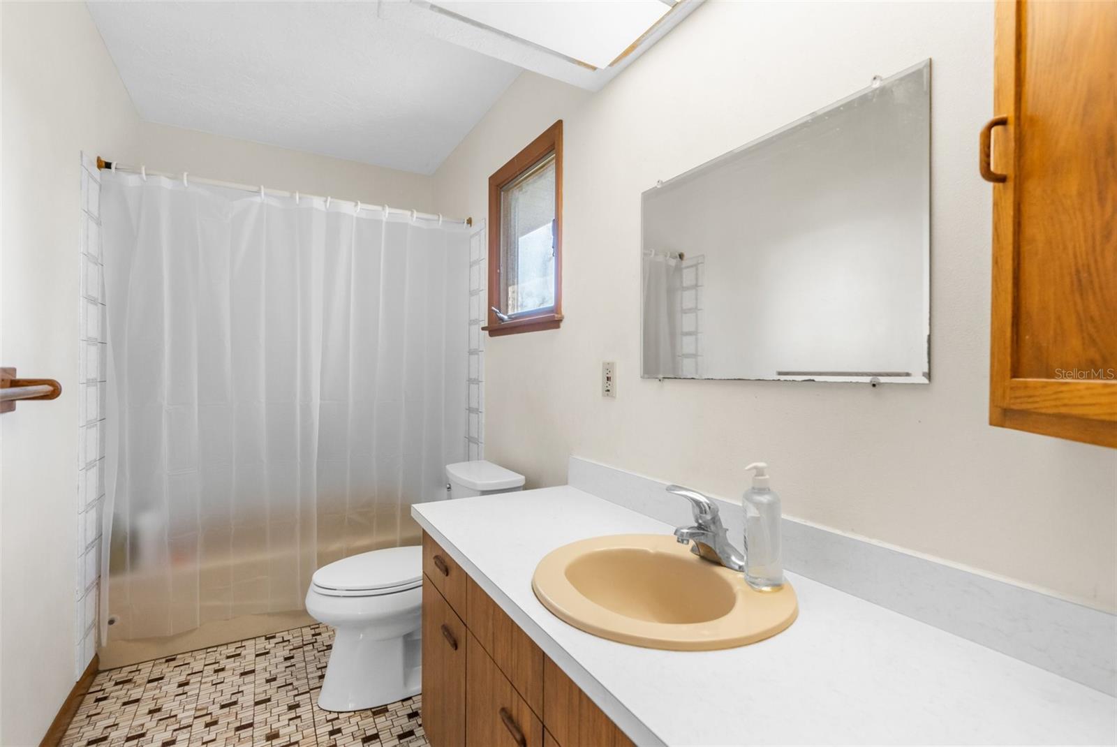 Listing photo id 11 for 18104 Spencer Road