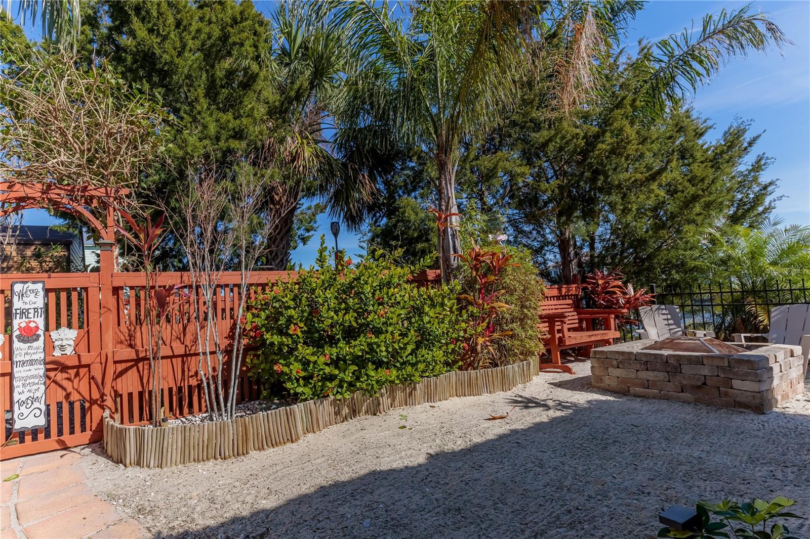 Listing photo id 46 for 3308 Oleander Drive