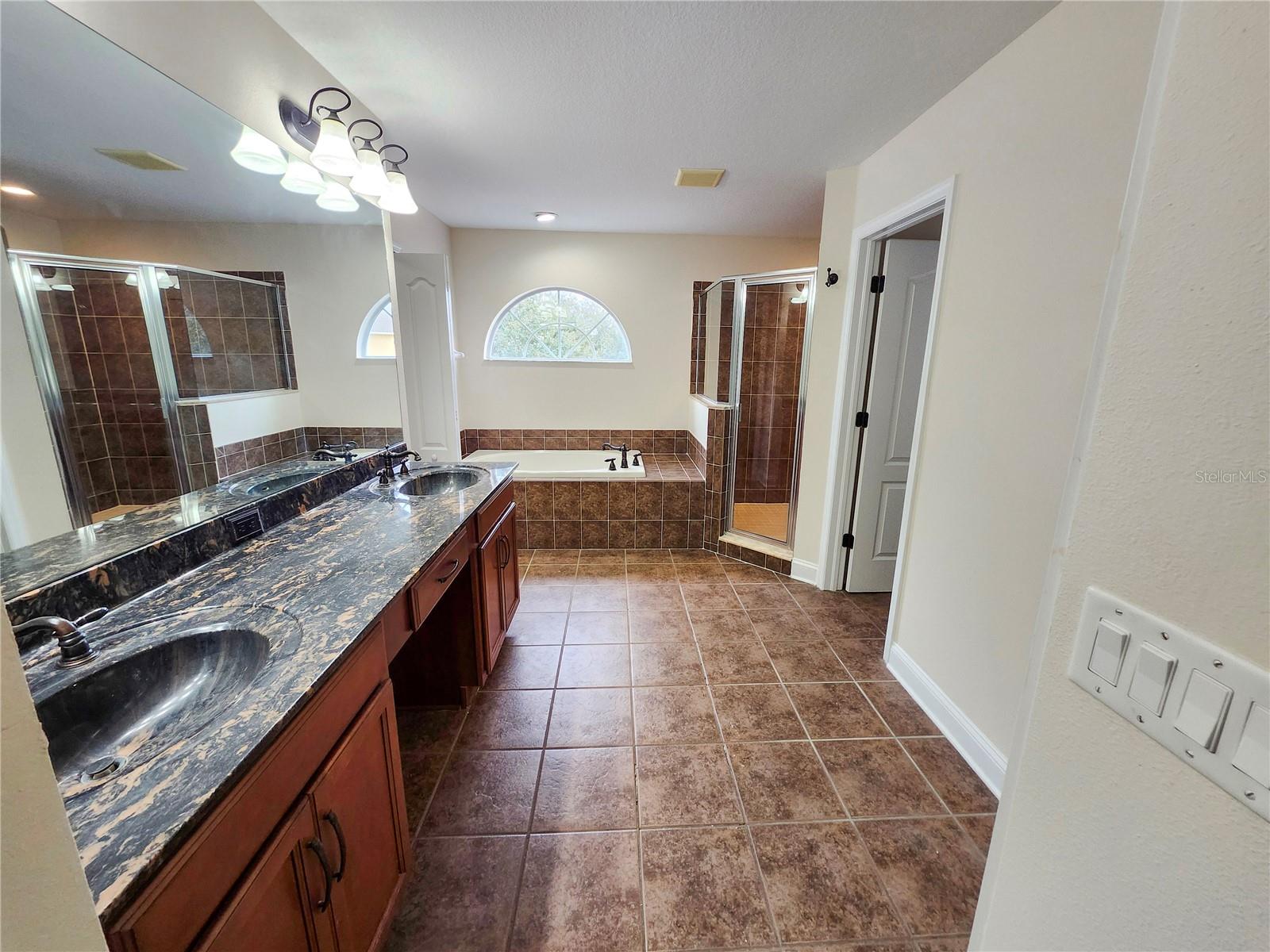 Listing photo id 17 for 18501 Cypress Bay Parkway