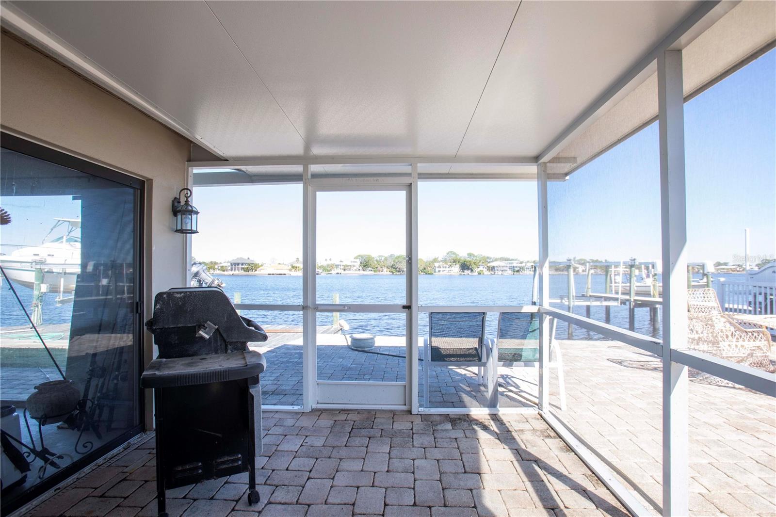 Listing photo id 16 for 4949 Waterside Drive