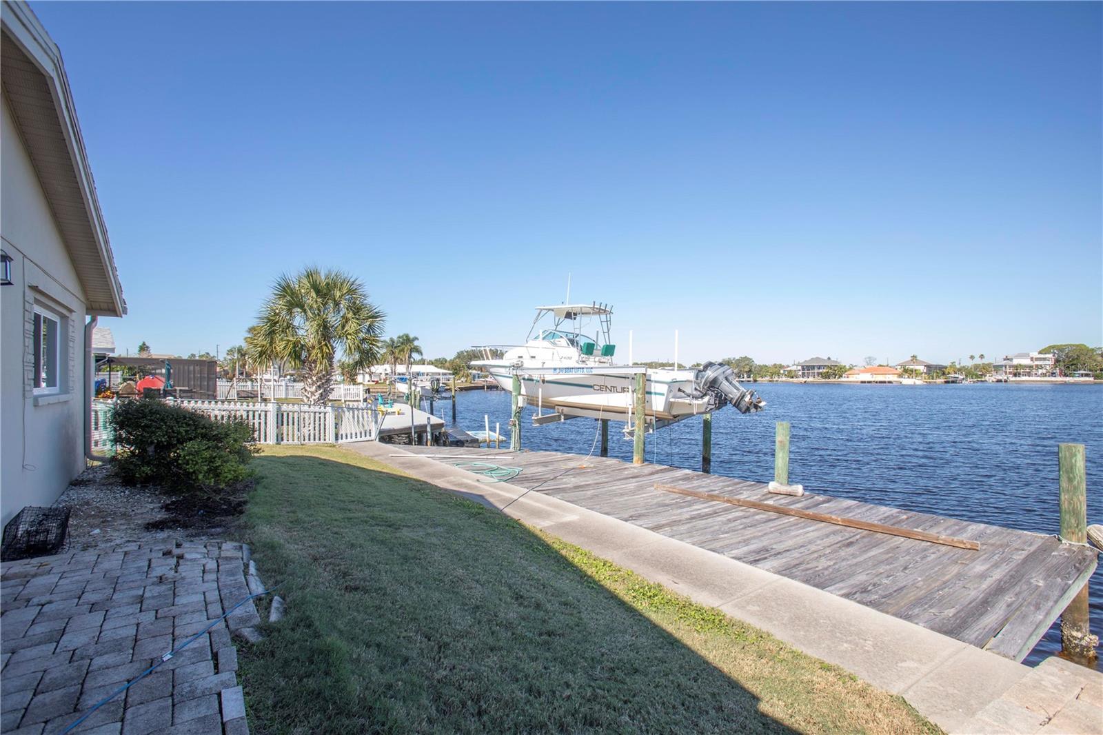 Listing photo id 17 for 4949 Waterside Drive