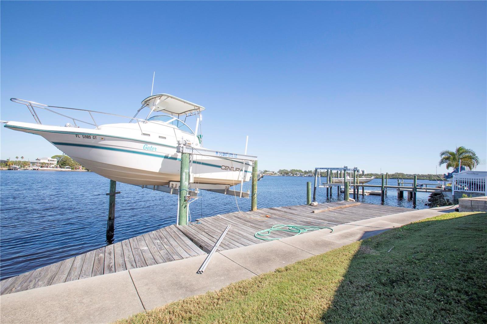 Listing photo id 18 for 4949 Waterside Drive