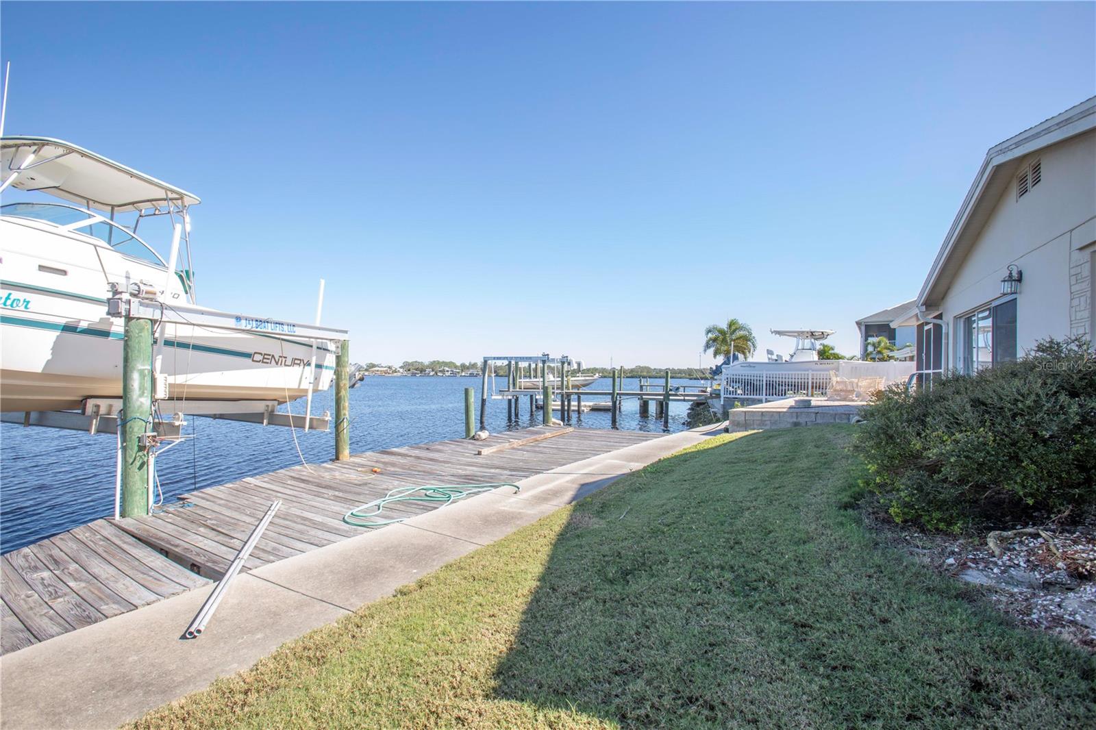 Listing photo id 19 for 4949 Waterside Drive