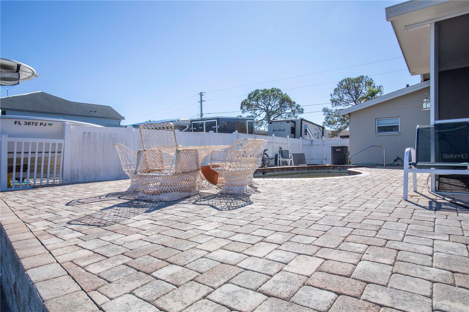 Listing photo id 20 for 4949 Waterside Drive