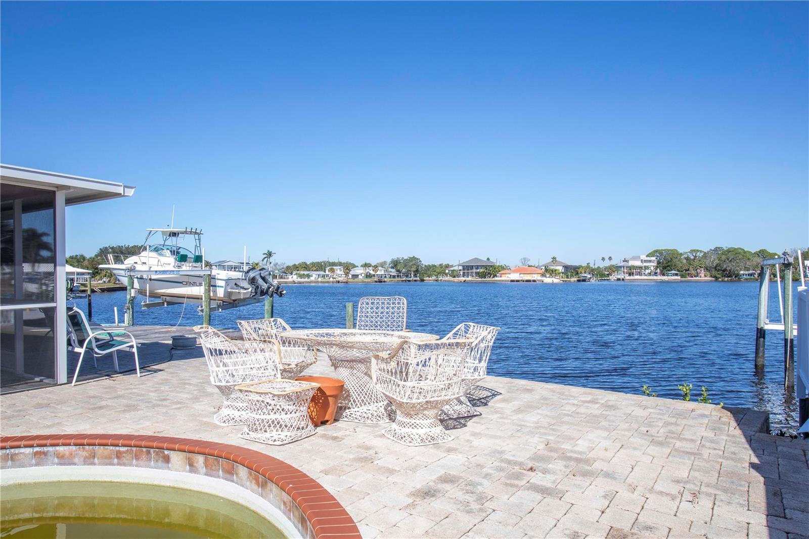 Listing photo id 23 for 4949 Waterside Drive