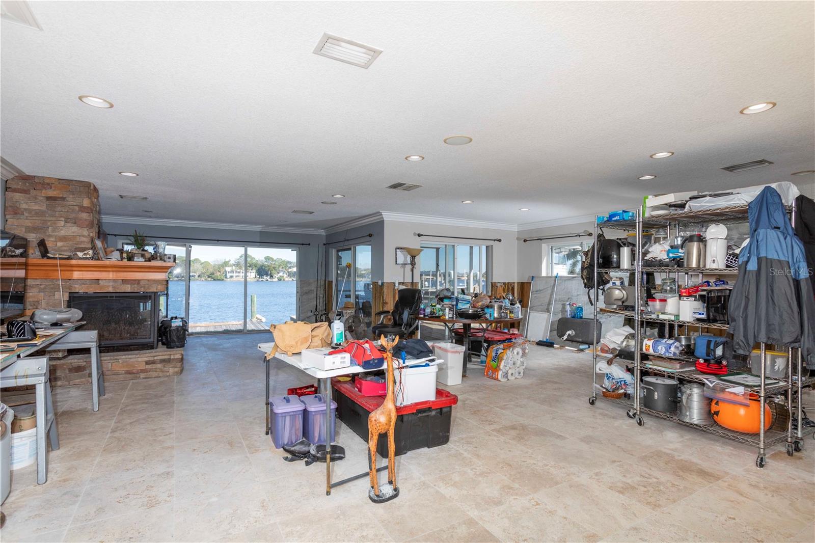 Listing photo id 7 for 4949 Waterside Drive