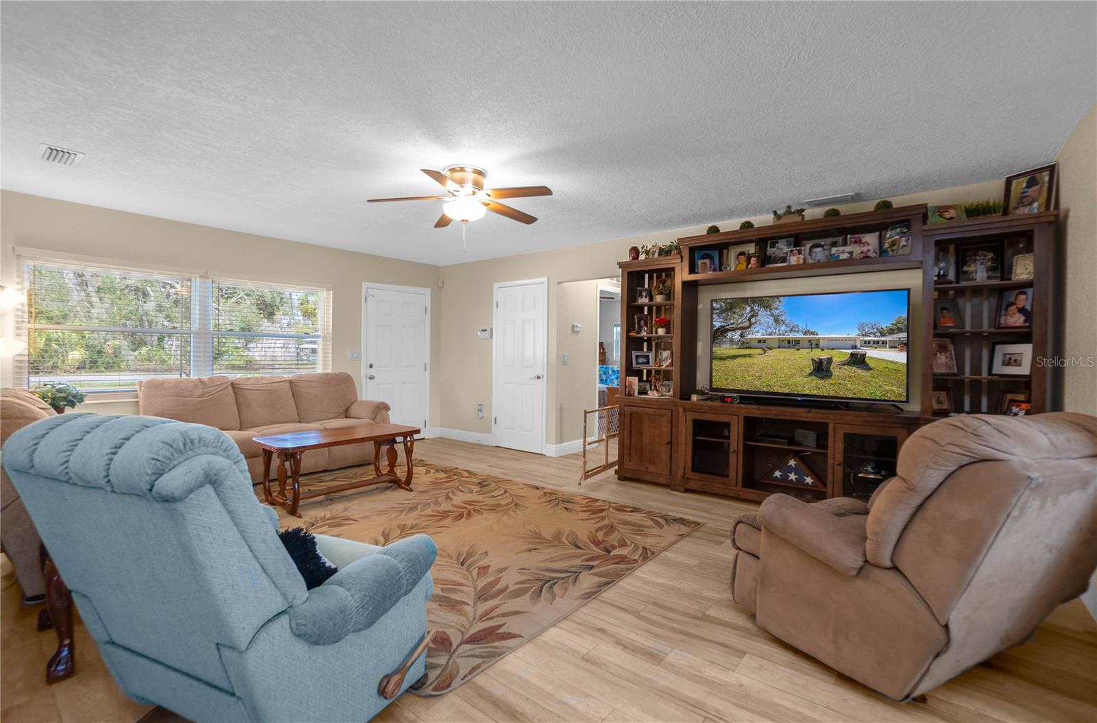 Listing photo id 8 for 8880 Glenvale Court