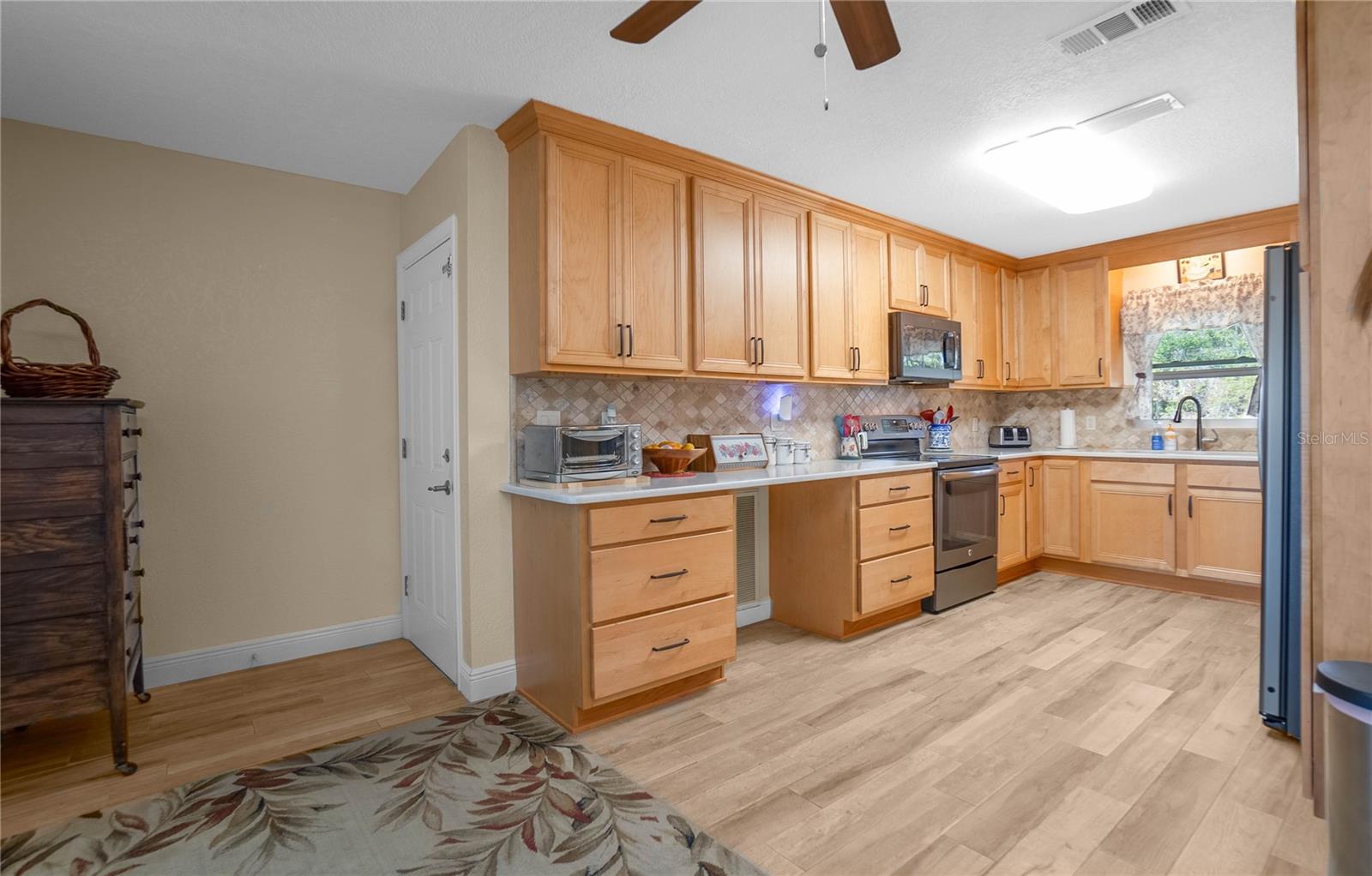 Listing photo id 9 for 8880 Glenvale Court