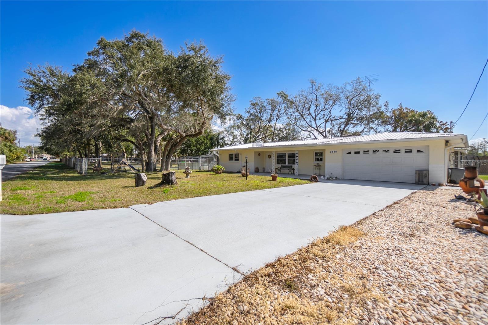 Listing photo id 0 for 8880 Glenvale Court