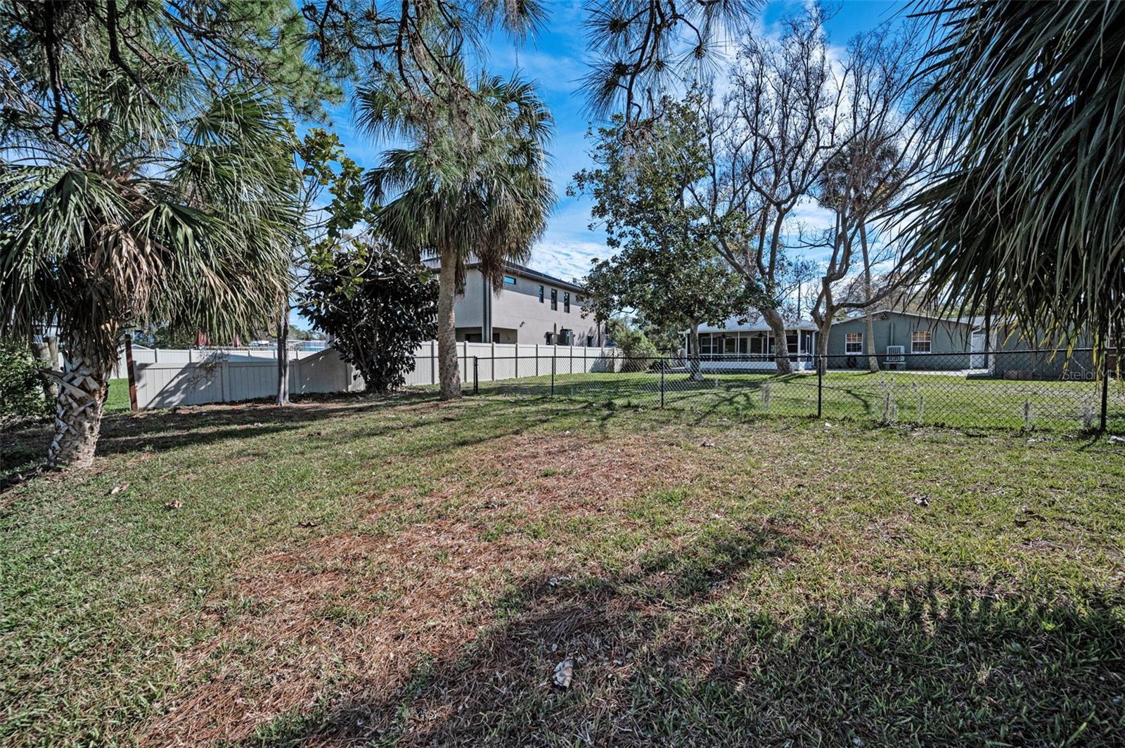 Listing photo id 79 for 646 Riverside Drive