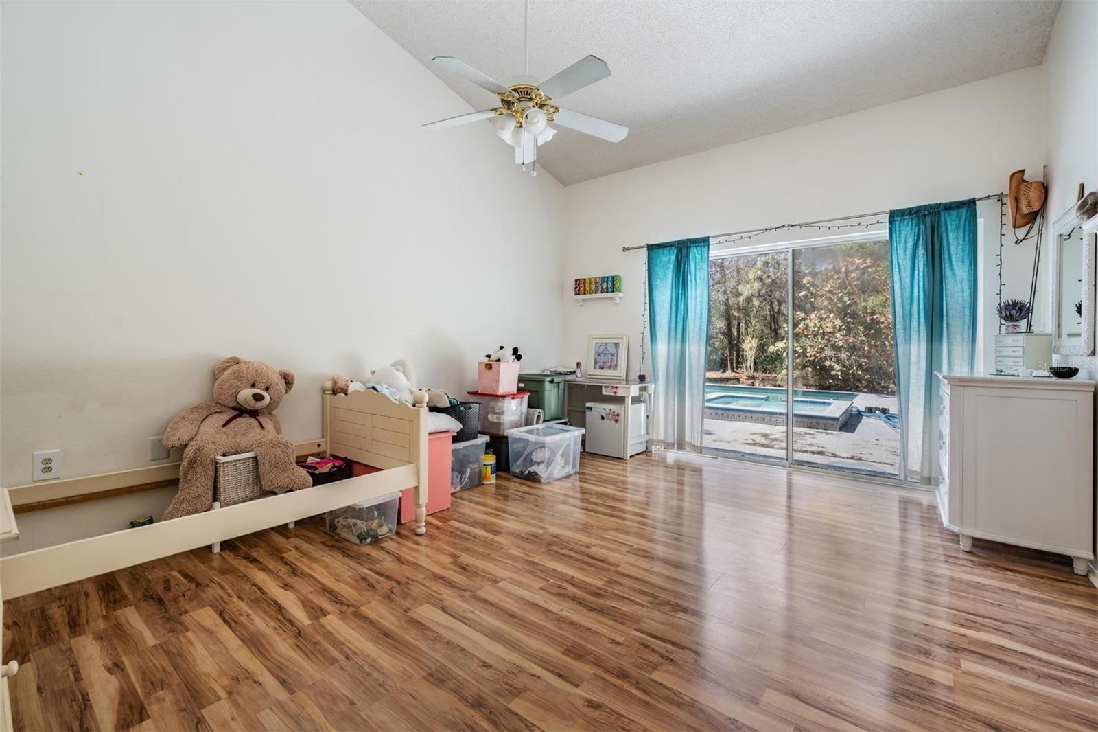 Listing photo id 17 for 7065 Red Oak Loop