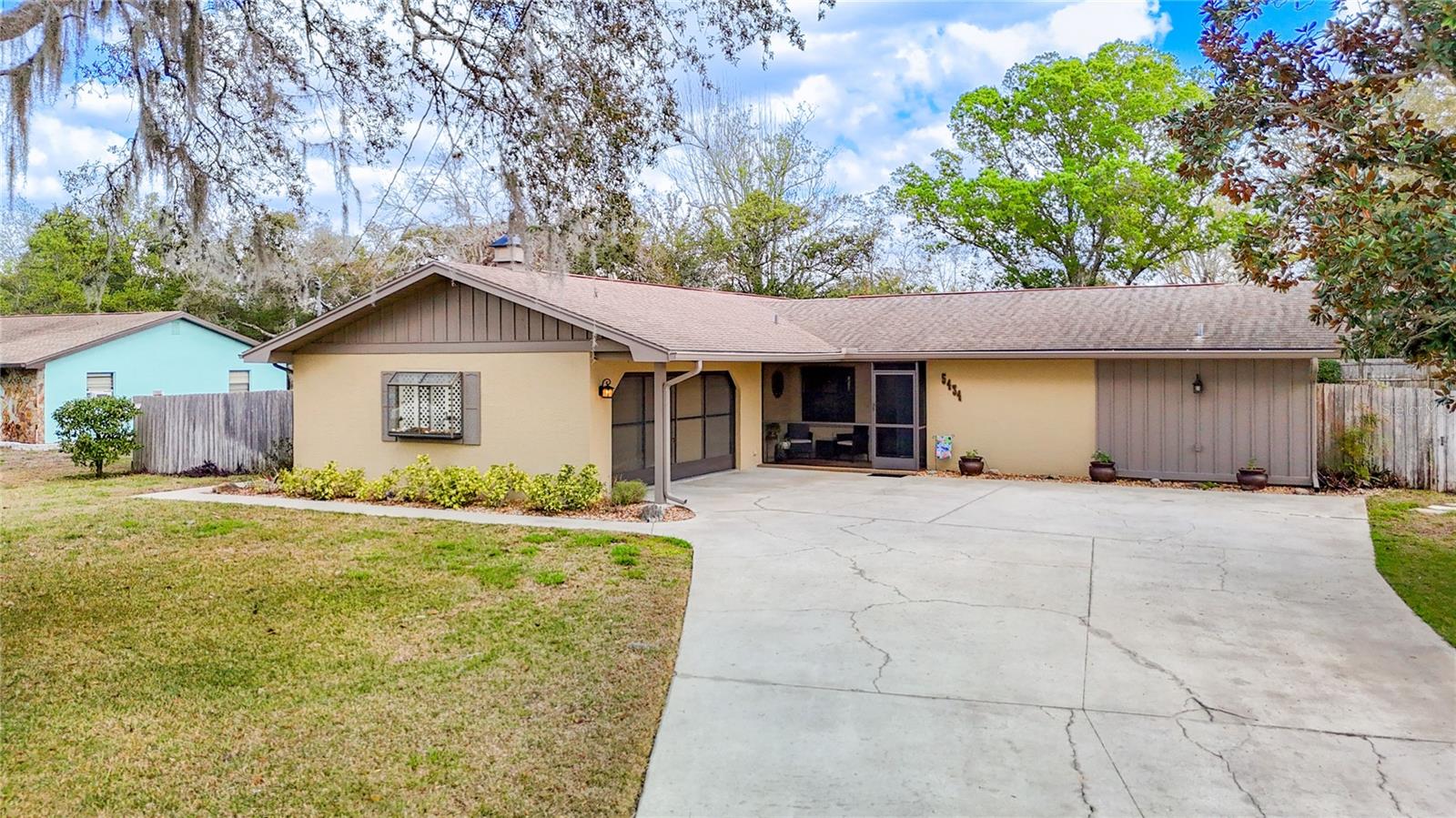 Listing photo id 1 for 5434 Glover Drive