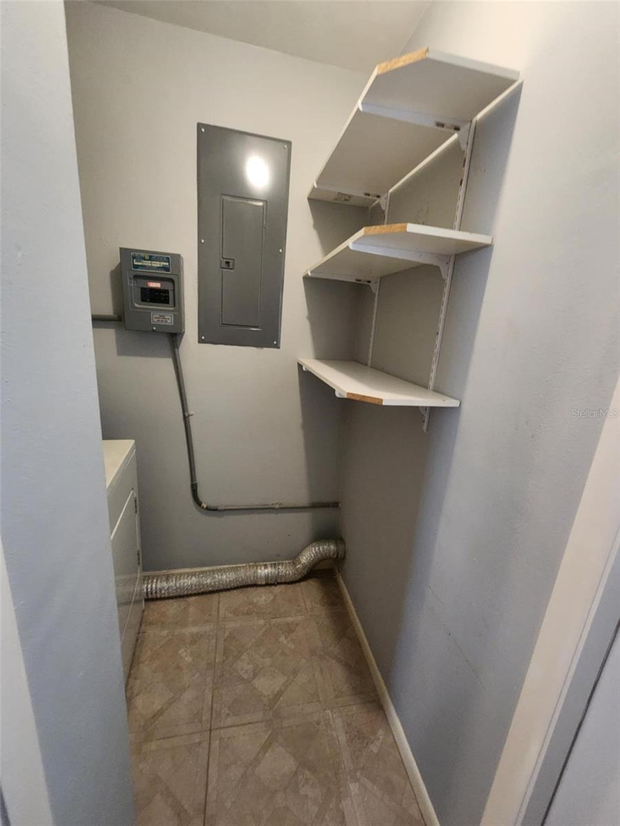 Listing photo id 8 for 7028 Merrick Lane