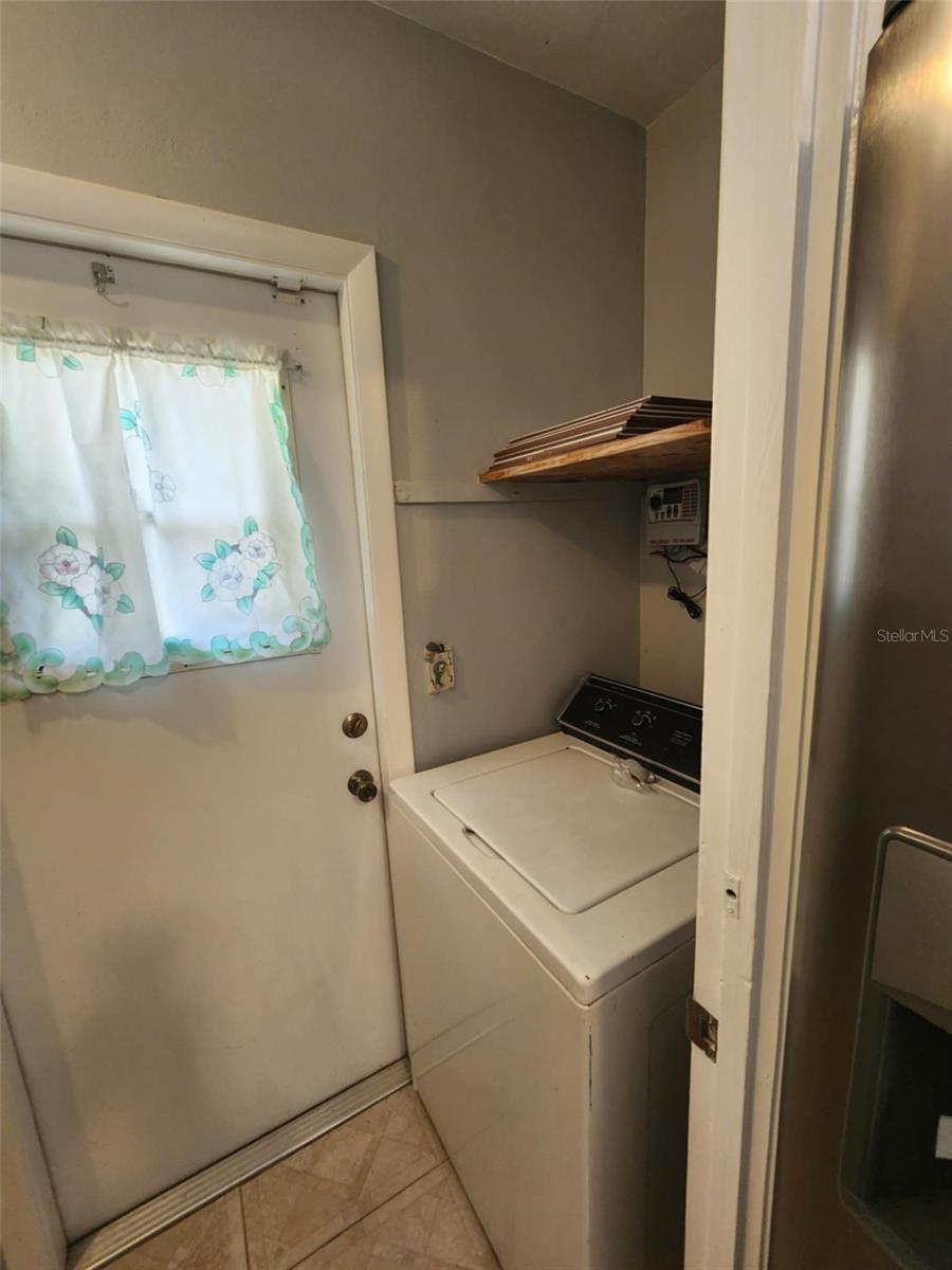 Listing photo id 9 for 7028 Merrick Lane