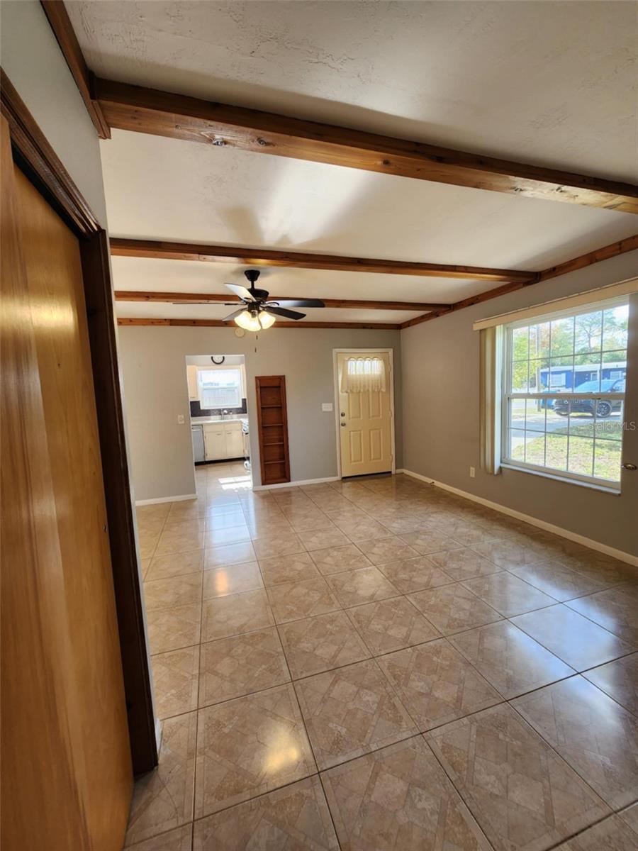 Listing photo id 10 for 7028 Merrick Lane