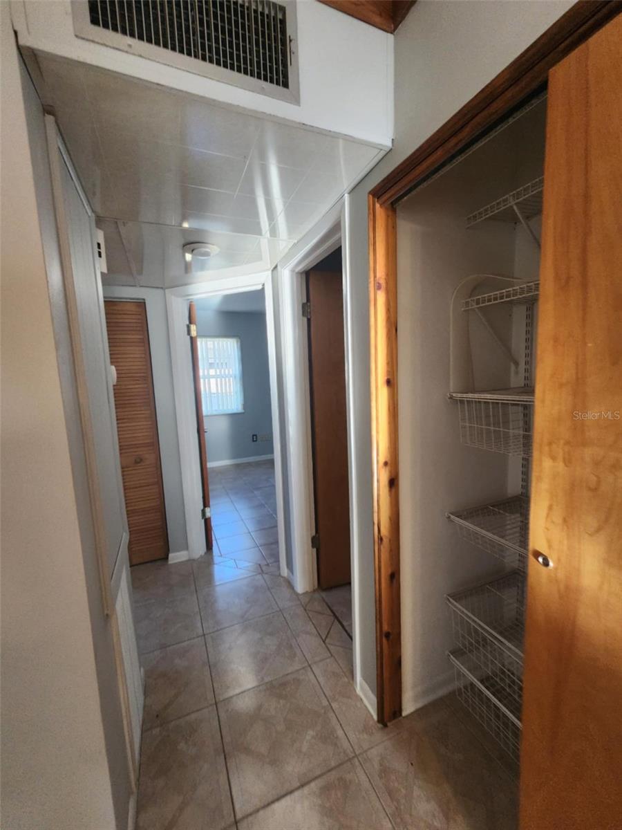 Listing photo id 11 for 7028 Merrick Lane