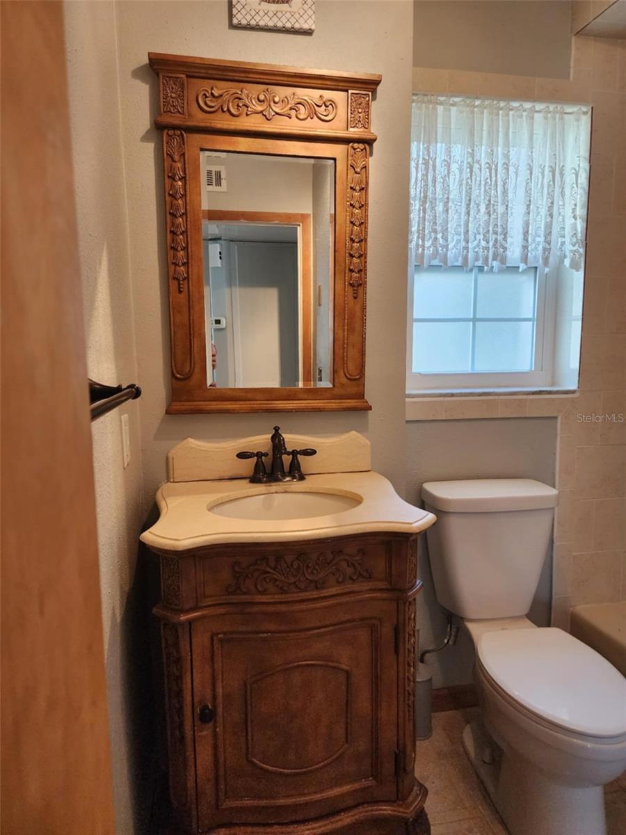 Listing photo id 12 for 7028 Merrick Lane