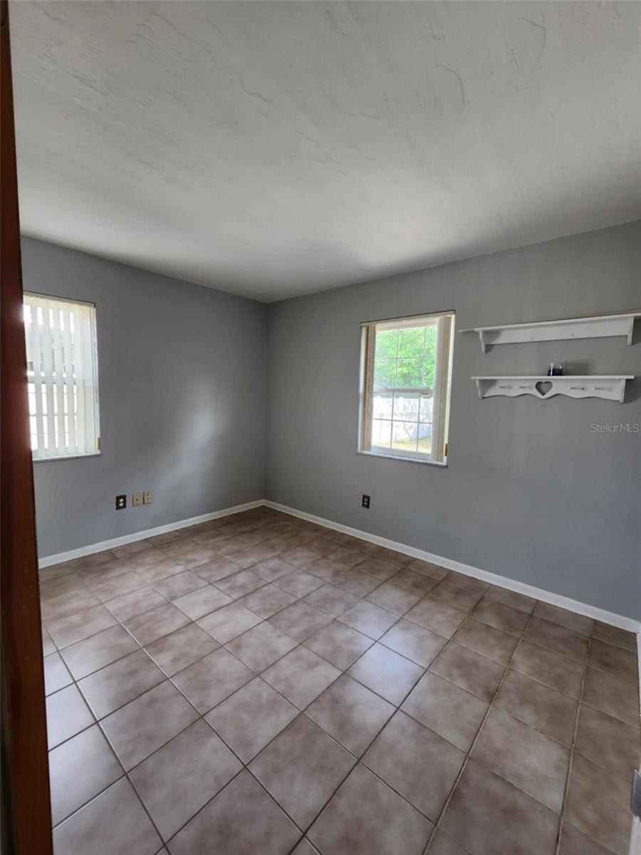 Listing photo id 14 for 7028 Merrick Lane