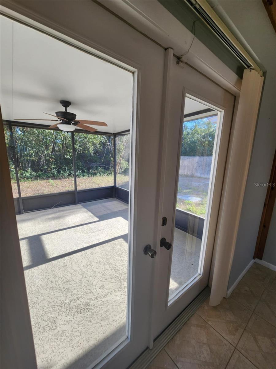 Listing photo id 16 for 7028 Merrick Lane
