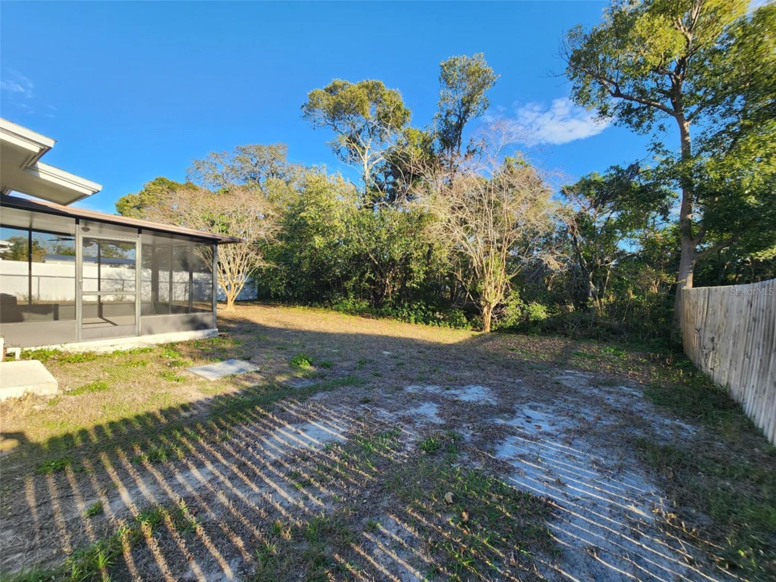 Listing photo id 17 for 7028 Merrick Lane