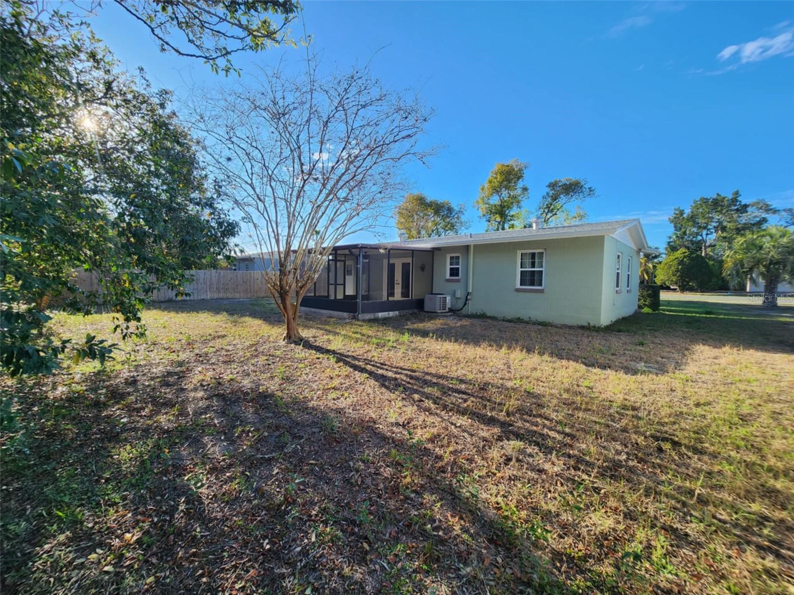 Listing photo id 18 for 7028 Merrick Lane