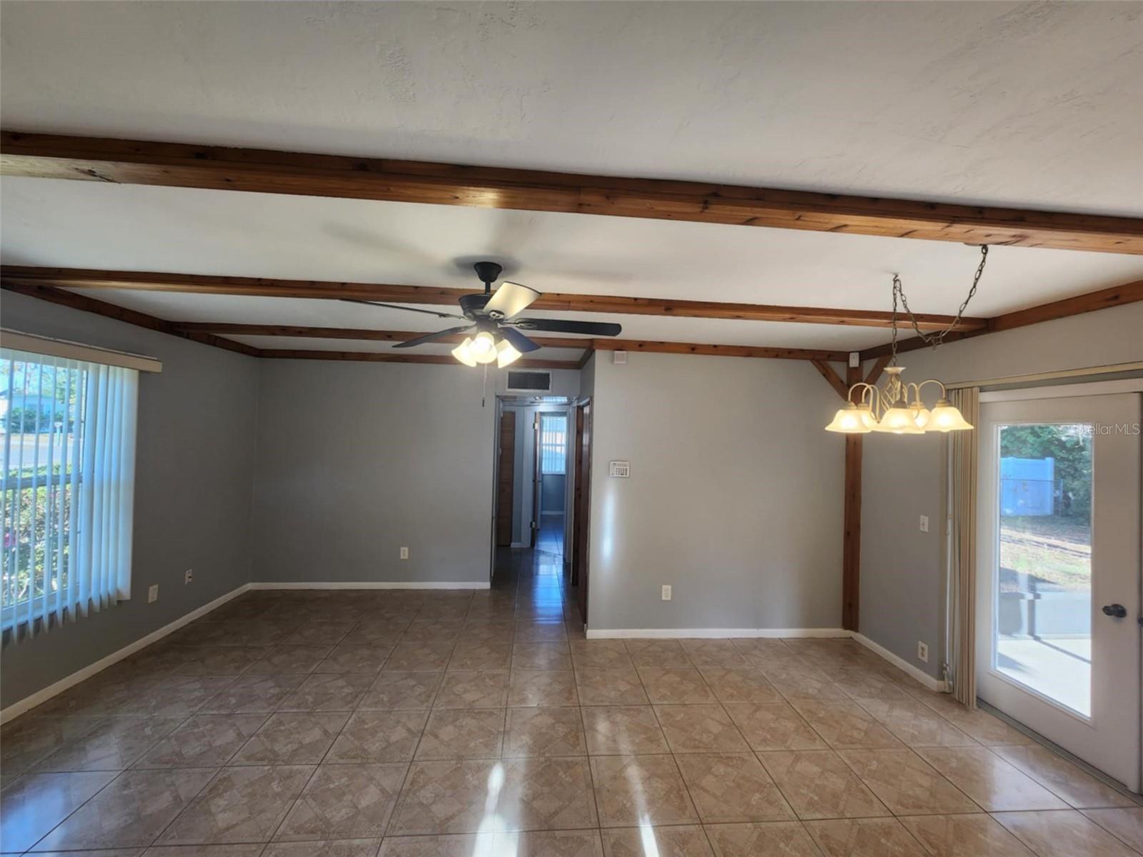 Listing photo id 2 for 7028 Merrick Lane