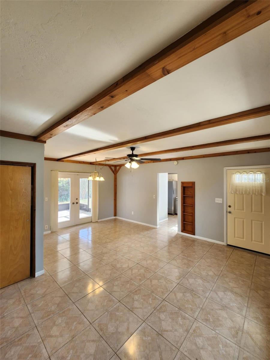 Listing photo id 3 for 7028 Merrick Lane