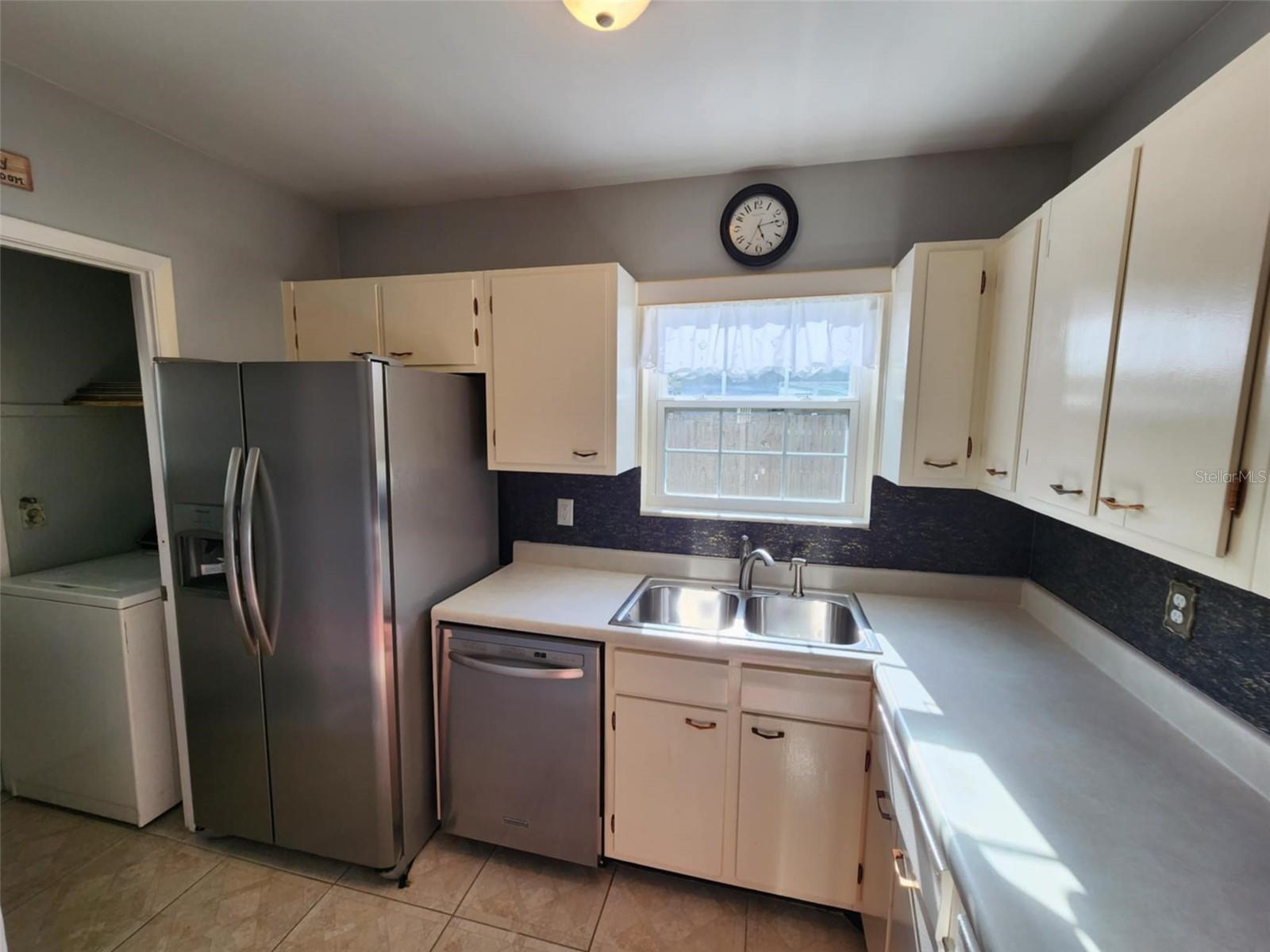 Listing photo id 4 for 7028 Merrick Lane